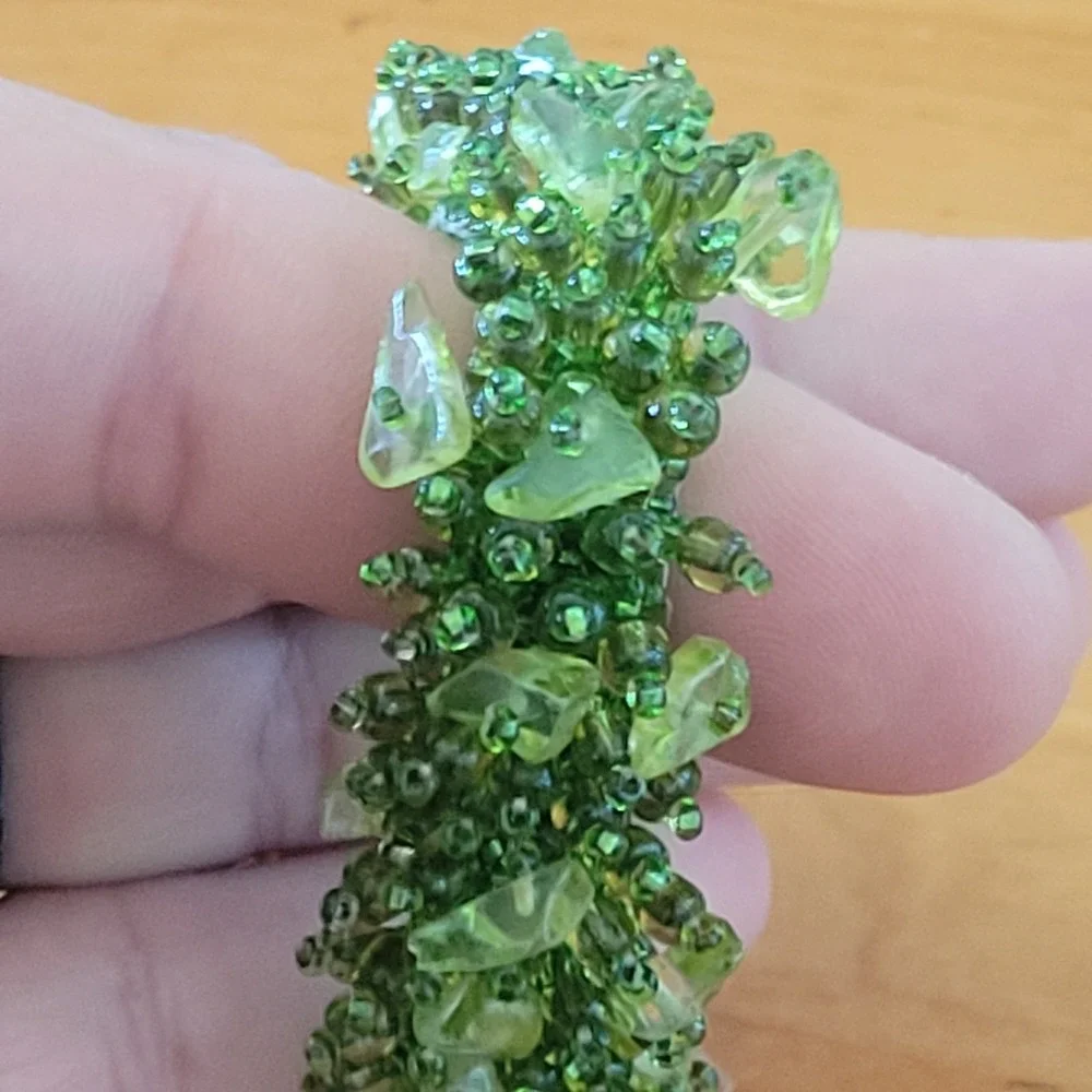 Green Seed Bead Cluster Stretch Bracelet Chip Fringe Boho 2.5 Inch 29g